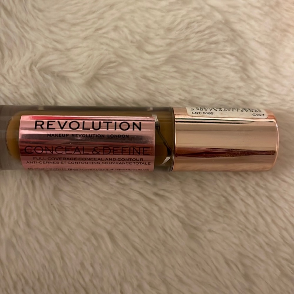 Makeup Revolution conceal and define in shade 13.7